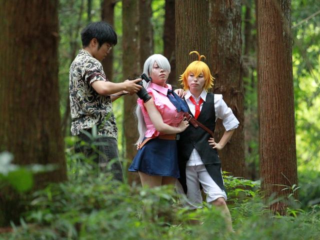 森でコスプレ撮影をする様子